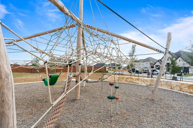 165 Mountain Oak, Castroville, TX 78009