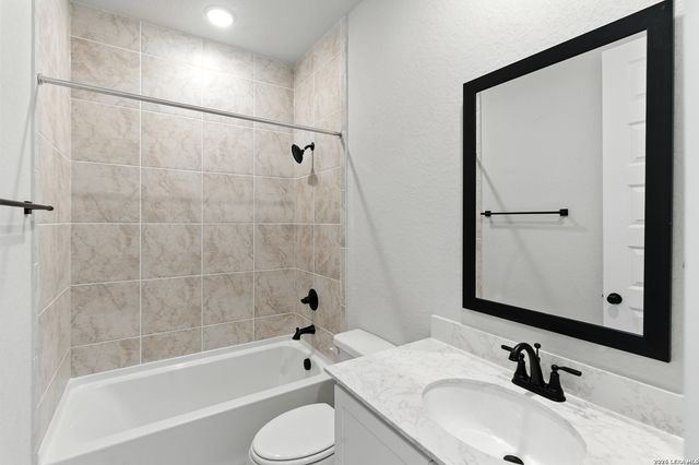 165 Mountain Oak, Castroville, TX 78009