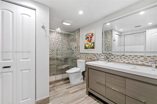 100 Bayview Dr 625, Sunny Isles Beach, FL 33160