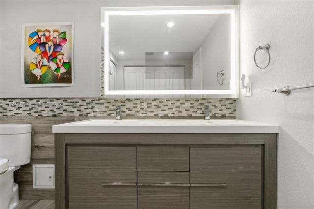 100 Bayview Dr 625, Sunny Isles Beach, FL 33160