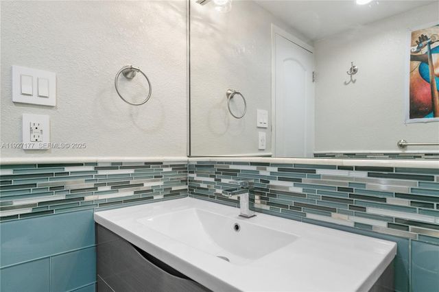 100 Bayview Dr 625, Sunny Isles Beach, FL 33160