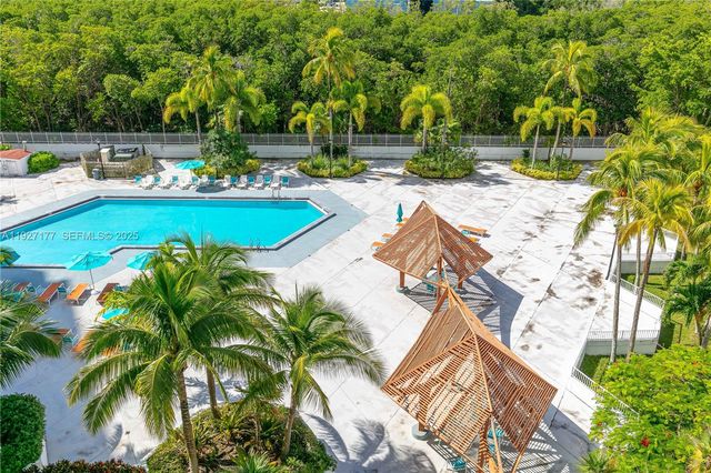 100 Bayview Dr 625, Sunny Isles Beach, FL 33160