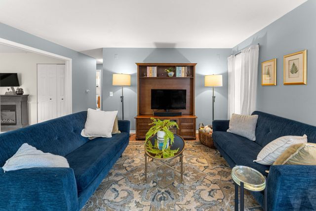 1451 Meadowsedge Lane, Carpentersville, IL 60110