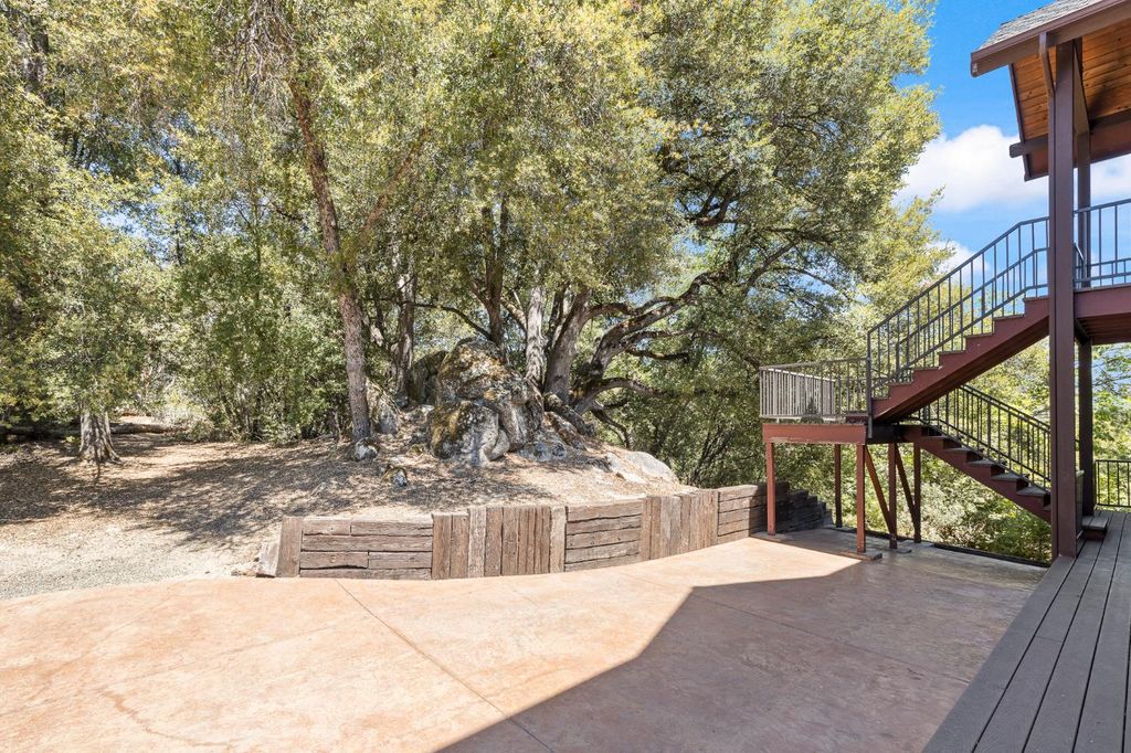 Image 9 of property listing at 39828 Granite Ridge Lane, Bass Lake, CA 93604