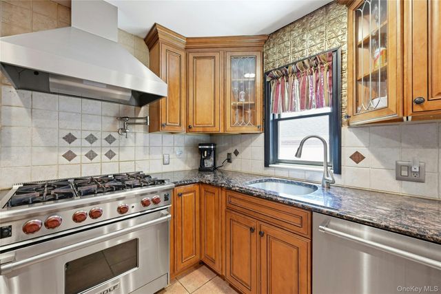 166 Abbey Street, Massapequa Park, NY 11762
