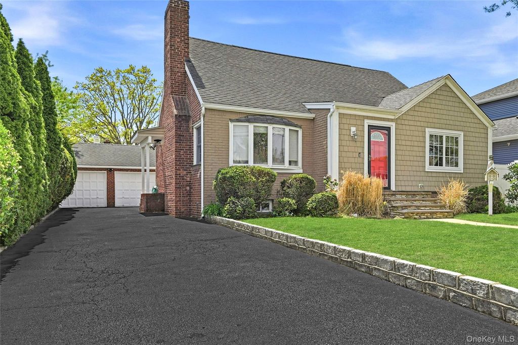 166 Abbey Street, Massapequa Park, NY 11762