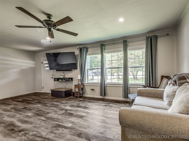 202 E Hickory Street, Coweta, OK 74429