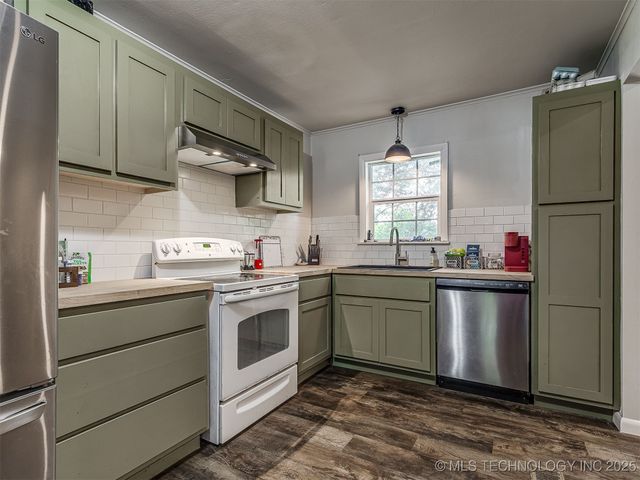 202 E Hickory Street, Coweta, OK 74429