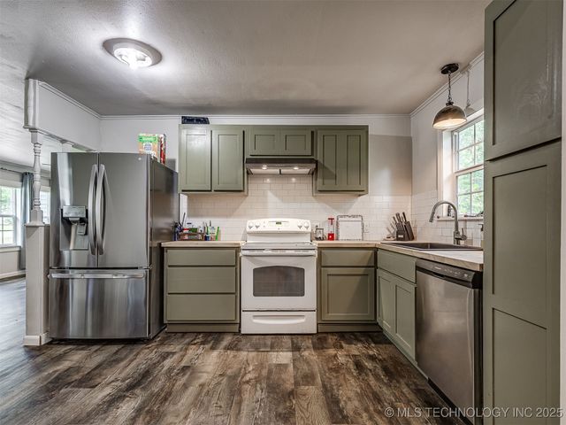 202 E Hickory Street, Coweta, OK 74429