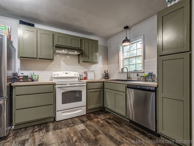 202 E Hickory Street, Coweta, OK 74429