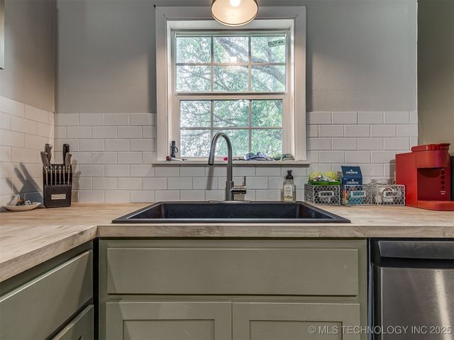 202 E Hickory Street, Coweta, OK 74429