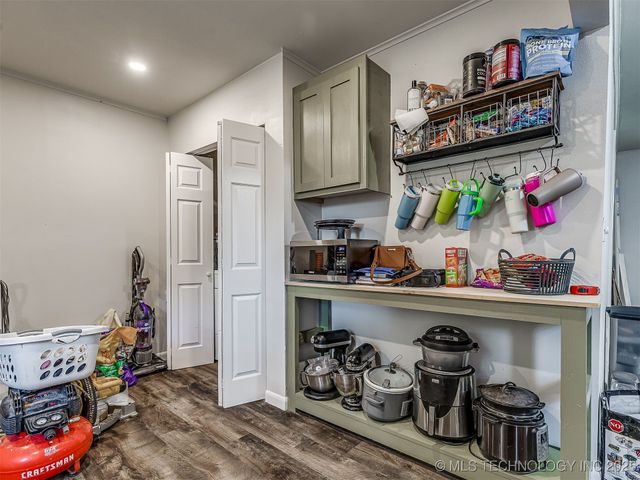 202 E Hickory Street, Coweta, OK 74429