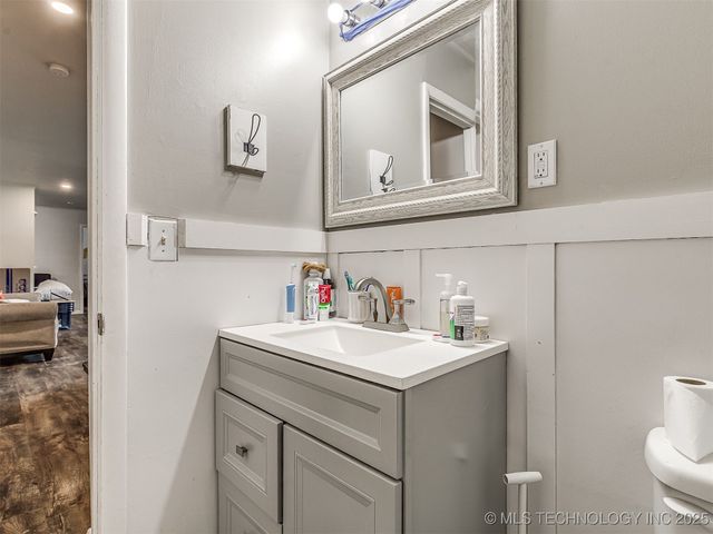 202 E Hickory Street, Coweta, OK 74429