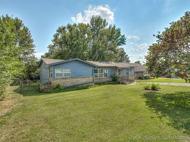 202 E Hickory Street, Coweta, OK 74429