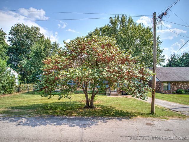 202 E Hickory Street, Coweta, OK 74429