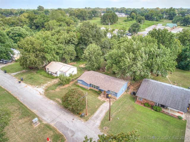 202 E Hickory Street, Coweta, OK 74429