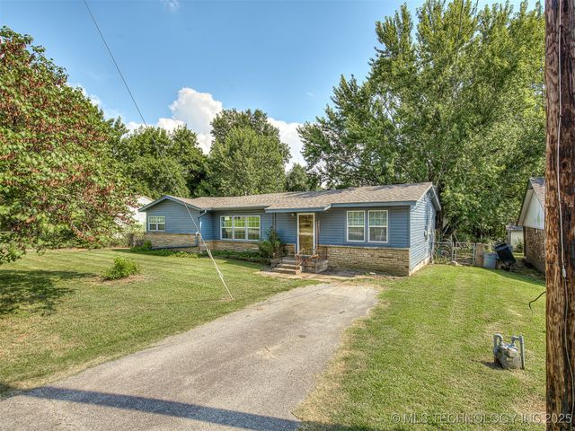 202 E Hickory Street, Coweta, OK 74429