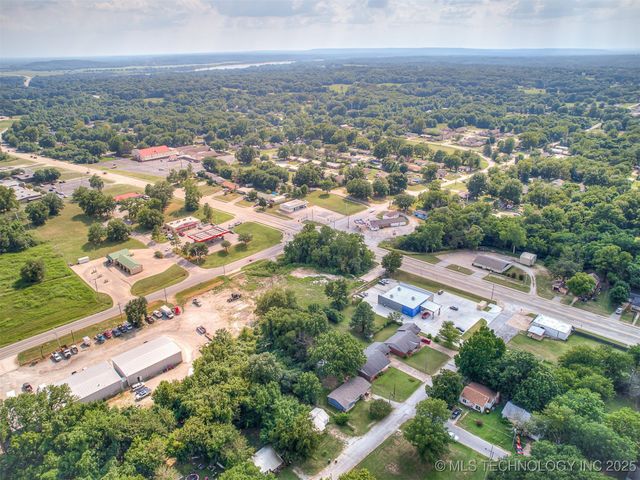 202 E Hickory Street, Coweta, OK 74429