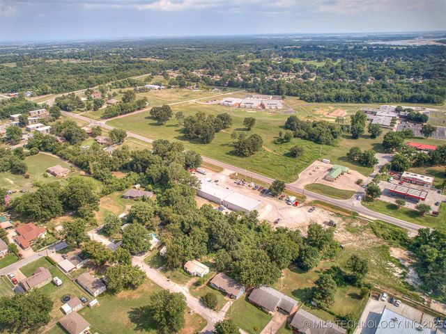 202 E Hickory Street, Coweta, OK 74429