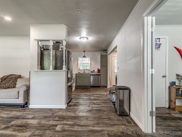 202 E Hickory Street, Coweta, OK 74429