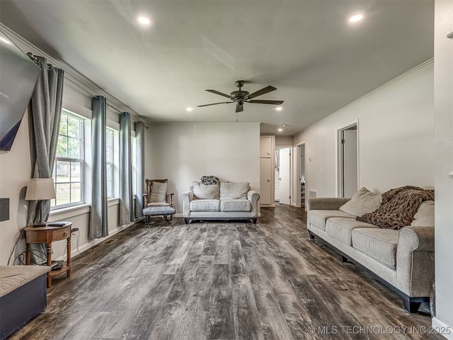 202 E Hickory Street, Coweta, OK 74429