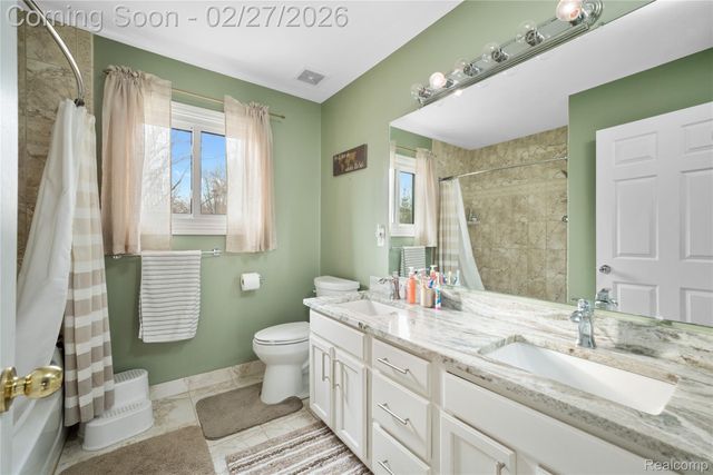 33594 Harlowshire Street, Farmington Hills, MI 48335