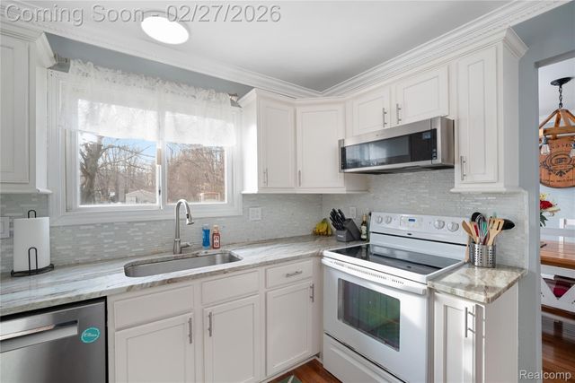 33594 Harlowshire Street, Farmington Hills, MI 48335