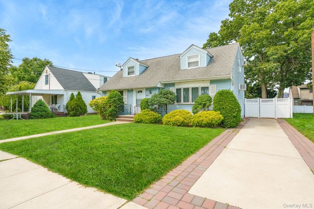 87 E Fenimore Street, Valley Stream, NY 11580