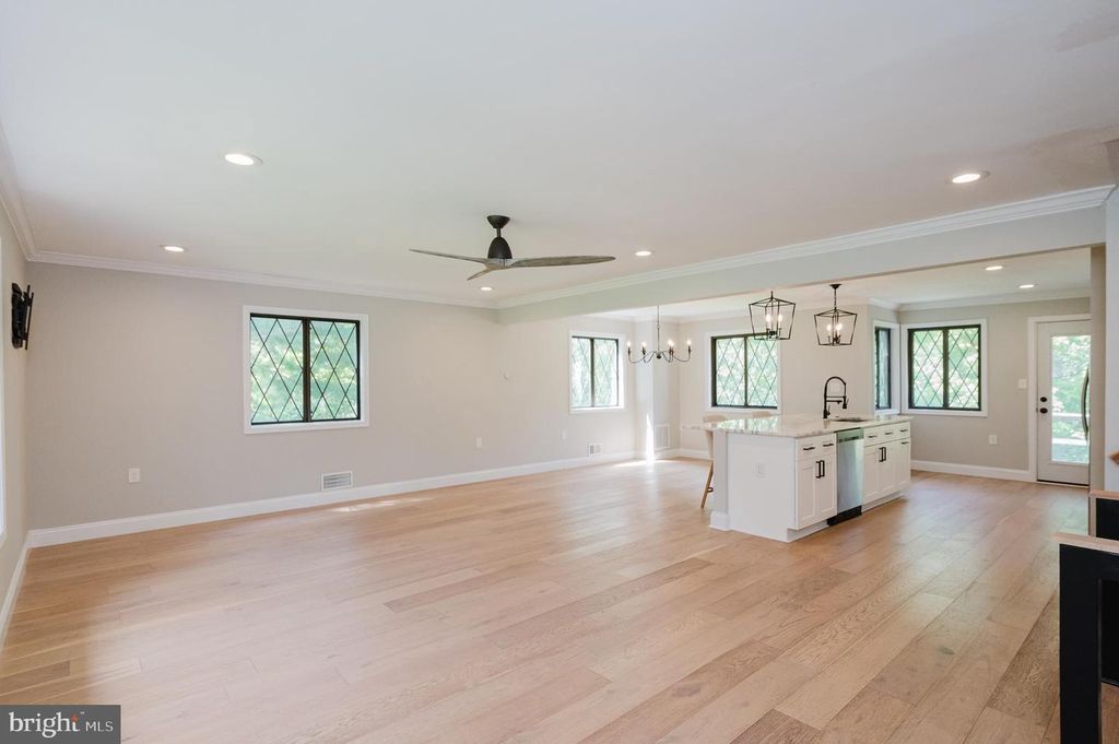 Image 16 of property listing at 6 OLD GARRETT CT, White Hall, MD 21161