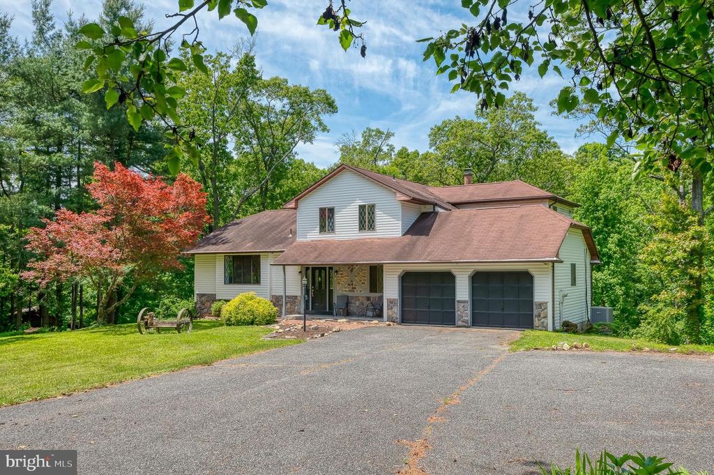 Image 8 of property listing at 6 OLD GARRETT CT, White Hall, MD 21161