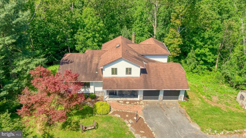 Image 86 of property listing at 6 OLD GARRETT CT, White Hall, MD 21161