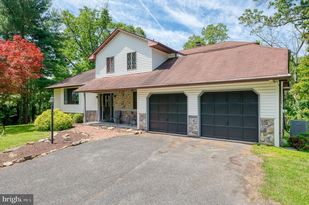 Image 9 of property listing at 6 OLD GARRETT CT, White Hall, MD 21161