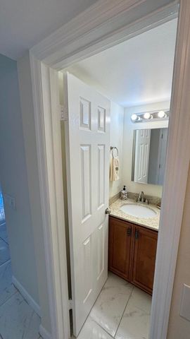 42 Sussex B, West Palm Beach, FL 33417