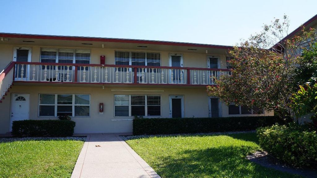 42 Sussex B, West Palm Beach, FL 33417
