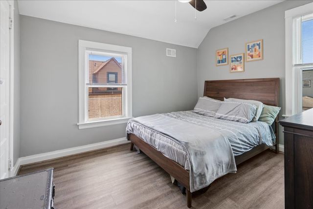 4450 N KASSON Avenue, Chicago, IL 60630