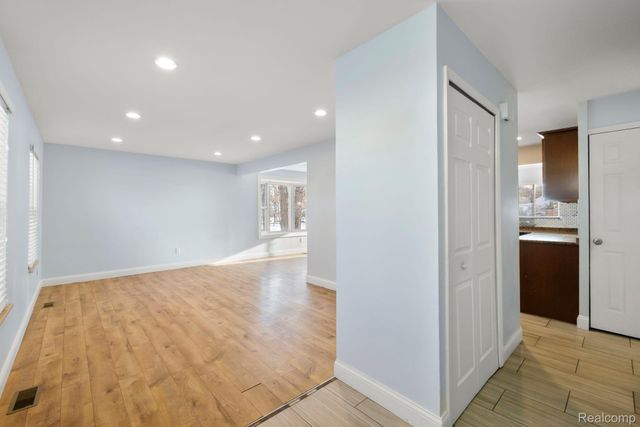 12800 S Daily Drive W, Sterling Heights, MI 48313