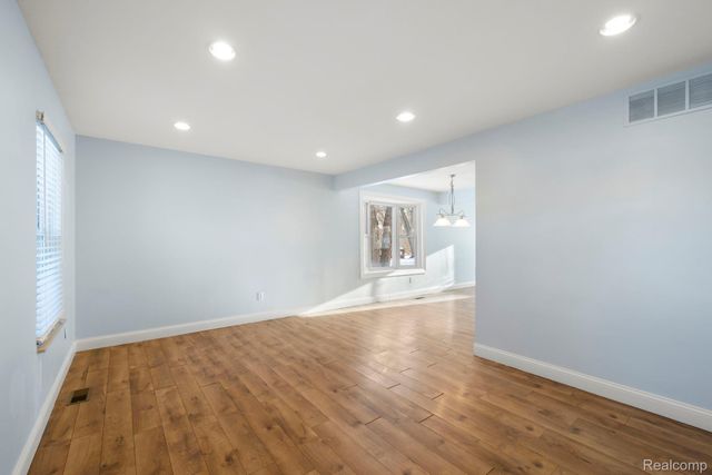 12800 S Daily Drive W, Sterling Heights, MI 48313