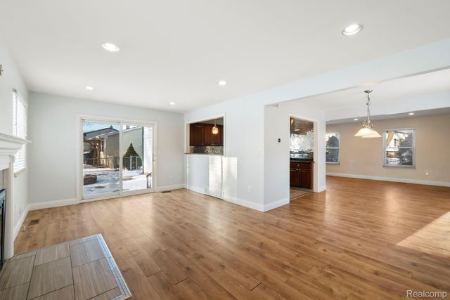12800 S Daily Drive W, Sterling Heights, MI 48313