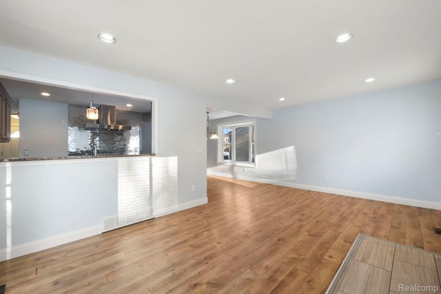 12800 S Daily Drive W, Sterling Heights, MI 48313
