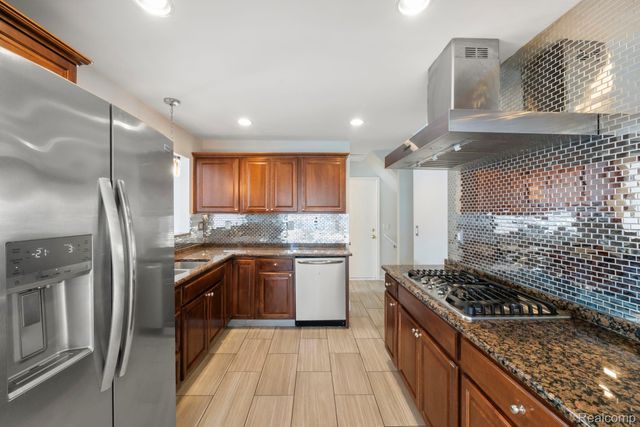 12800 S Daily Drive W, Sterling Heights, MI 48313