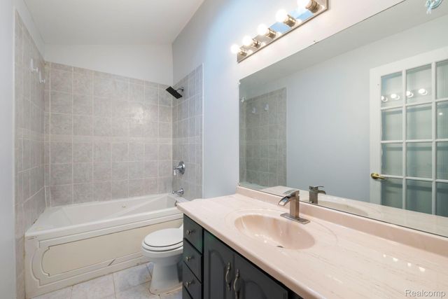12800 S Daily Drive W, Sterling Heights, MI 48313