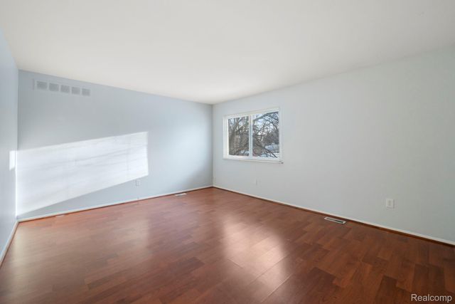 12800 S Daily Drive W, Sterling Heights, MI 48313