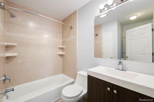 12800 S Daily Drive W, Sterling Heights, MI 48313