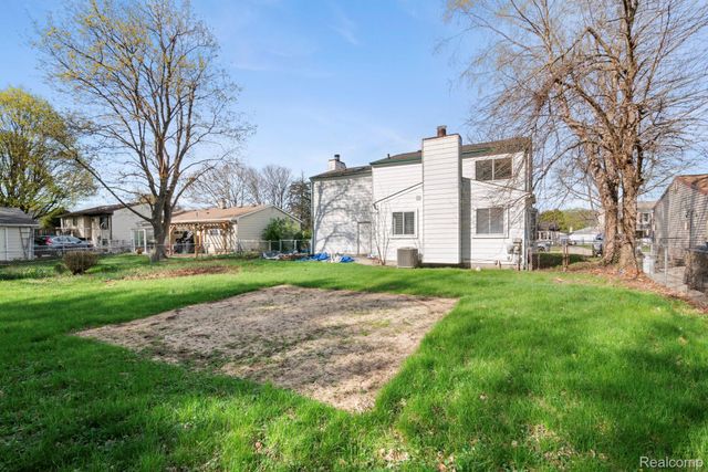 12800 S Daily Drive W, Sterling Heights, MI 48313