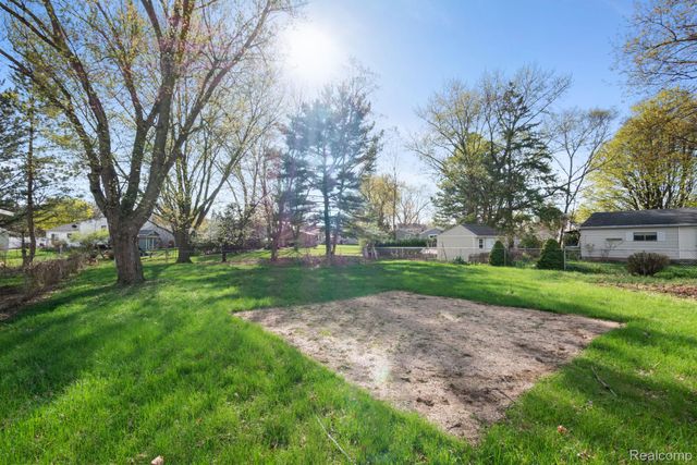 12800 S Daily Drive W, Sterling Heights, MI 48313