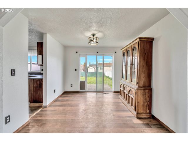 404 N BRIDGE St, Sheridan, OR 97378