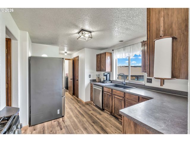 404 N BRIDGE St, Sheridan, OR 97378