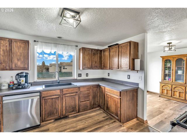 404 N BRIDGE St, Sheridan, OR 97378
