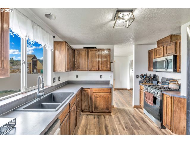 404 N BRIDGE St, Sheridan, OR 97378