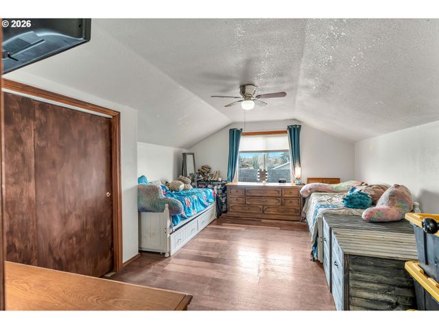 404 N BRIDGE St, Sheridan, OR 97378